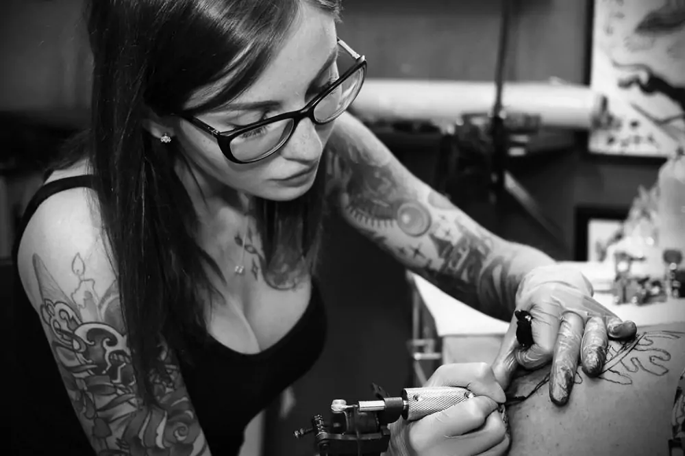 girl-doing-tattoo